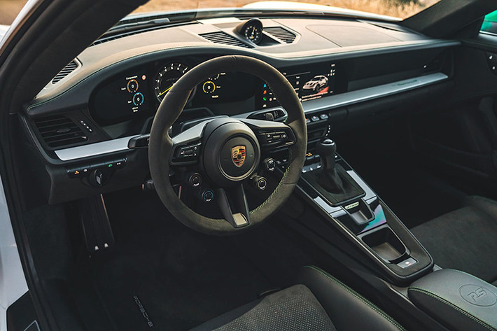 Đây cũng lần đầu tiên trên một mẫu xe Porsche, mép cánh gió sau cao hơn nóc xe. Cánh gió đuôi lớn hơn, có thể điều chỉnh bằng điện giống như một thiết bị giảm lực kéo F1 DRS thông qua một nút trên vô-lăng tùy thuộc vào việc người lái cần lực xuống nhiều hay ít.