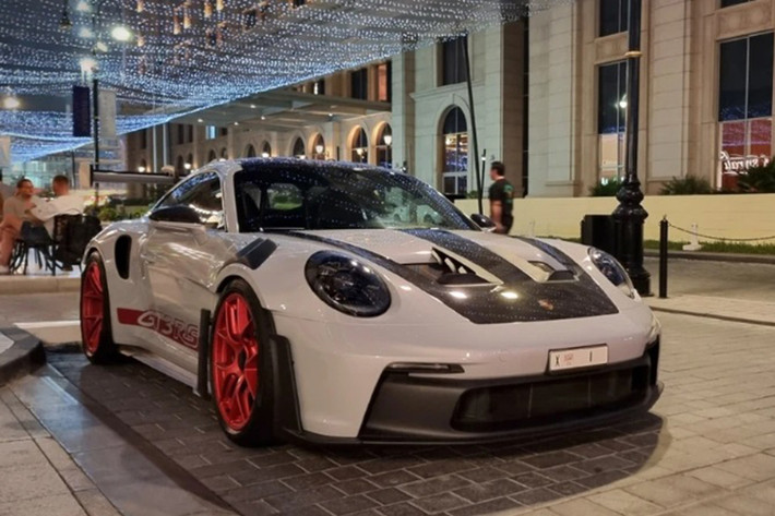Xe không có tùy chọn số sàn mà chỉ sử dụng hộp số ly hợp kép PDK 7 cấp. Porsche 911 GT3 RS 2023 tăng tốc từ 0 - 100 km/giờ trong 3,2 giây, tốc độ tối đa 296 km/giờ. Hiện giá xe Porsche 911 GT3 RS được đại lý tại UAE rao bán với mức giá khoảng 500.000 USD (12,7 tỷ đồng).