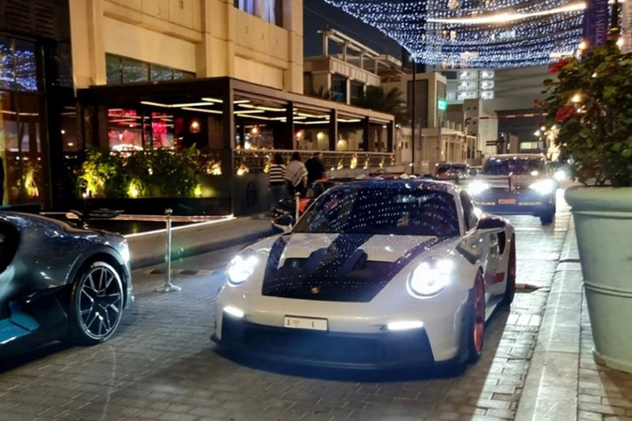Đáng chú ý, 911 GT3 RS là một trong những mẫu xe đầu tiên của Porsche trang bị hệ thống giảm lực cản (DRS - Drag Reduction System), giúp lực cản thấp và tốc độ cao hơn trên các đoạn thẳng của đường đua, DRS cho phép cánh gió phía sau tạo hình phẳng chỉ bằng một nút nhấn.