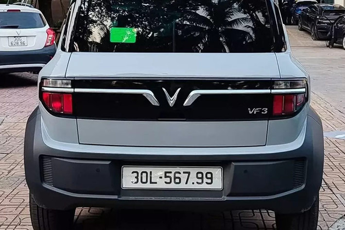 Trên mạng xã hội gần đây đã lan truyền hình ảnh một chiếc xe điện VinFast VF3 mới ra biển 30L-567.99, thu hút sự chú ý đặc biệt từ cộng đồng mạng. Biển số này được xem là có ý nghĩa đặc biệt, vì nếu thay số 4 ở vị trí thứ tư bằng số 8 thì sẽ trở thành một "siêu biển số".