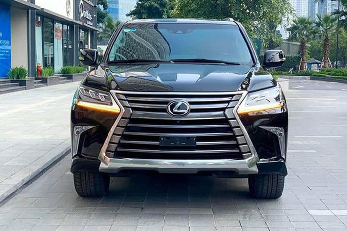 Giá xe Lexus LX570 phiên bản mới nhất đang được bán chính hãng tại Việt Nam ở mức khoảng 8,34 tỷ đồng. Những chiếc xe được sản xuất vào năm 2015 như trong bài viết mặc dù đã lăn bánh khá lâu nhưng vẫn có giá lên tới hơn 5 tỷ, thâmk chí là 6 tỷ đồng (tuỳ vào tình trạng xe). Đây được xem là mức giá khá cao so với một chiếc xe sang đã qua sử dụng.