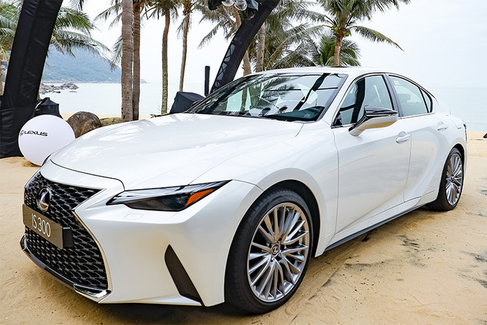 Lexus IS300 2021 mới có 2 tùy chọn động cơ. Bản IS 300 dùng động cơ tăng áp 2 lít, công suất 241 mã lực tại 5.800 vòng/phút và mô-men xoắn 350 Nm tại 1.650 vòng/phút, kết hợp số tự động 8 cấp, tăng tốc từ 0-100 km/h chỉ trong 7 giây. Mức tiêu hao nhiên liệu trong điều kiện thử nghiệm là 8,5 lít/100 km.
