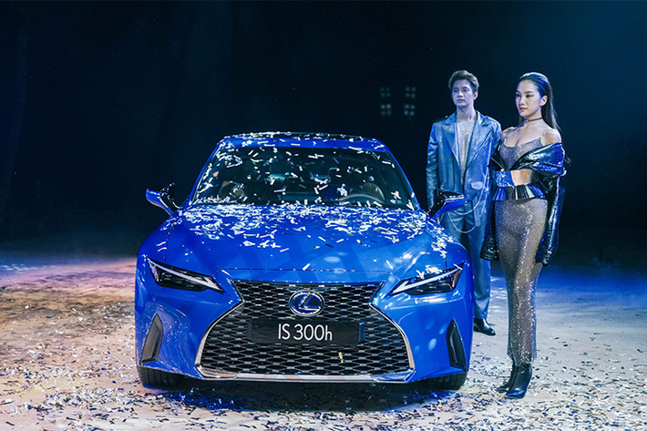 Bản IS300h là loại hybrid dùng động cơ xăng 2,5 lít và mô tơ điện, tổng công suất 219 mã lực và mô men xoắn cực đại 221 Nm tại 4.200 vòng/phút, đi cùng hộp số E-CVT như Toyota Corolla Cross 1.8HV mới ra mắt tại Việt Nam. Xe tăng tốc từ 0-100 km/h trong 8,5 giây, mức tiêu hao nhiên liệu 5,5 lít/100 km trong điều kiện thử nghiệm.