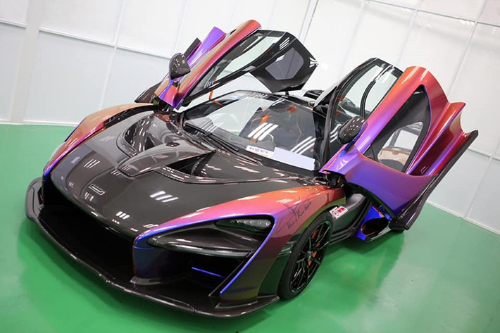Trong đó, doanh nhân quận 12 đăng ký biển số Campuchia cho chiếc siêu xe triệu đô McLaren Senna liên quan đến tên vợ và công việc kinh doanh của hai vợ chồng. Lý do để chiếc McLaren Senna mang biển Campuchia có thể đến từ việc đất nước láng giềng này đã cho phép người dân có thể chọn biển số theo tên gọi dễ nhớ.