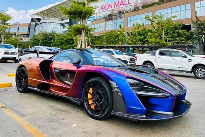 Giá xe McLaren Senna mới màu độc này không được vị đại gia quận 12 ở TP HCM tiết lộ, nhưng ước tính trị giá của siêu xe này không dưới 50 tỷ đồng khi về đến Việt Nam. Ngoài siêu xe này, vị đại gia quận 12 còn sở hữu hàng loạt siêu phẩm đình đám như; Lamborghini Huracan LP610-4, Lamborghini Aventador S và Aston Martin Vantage V8...