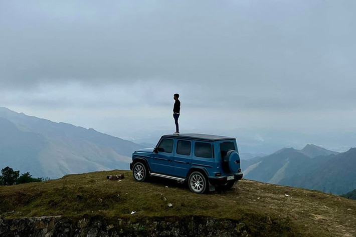 Hình ảnh mới nhất cho thấy, chiếc Mercedes-AMG G63 của Cường Đô la cho mang đỗ đúng vào vị trí đậu xe Mercedes-Benz G-Class năm xưa khiến cư dân mạng không thích thú và cho rằng thú vui của Cường Đô la ngày càng xịn và nâng cấp theo thời gian.