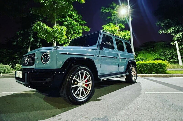 Giá xe Mercedes-AMG G63 chính hãng tại Việt Nam từ 10,95 tỷ đồng chưa bao gồm các tùy chọn theo xe. Ngoài màu China Blue, mẫu xe được mệnh danh là "ông vua địa hình" của Cường Đô la còn có tùy chọn thêm đen, bộ mâm đa chấu sơn màu bạc và nội thất màu trắng.