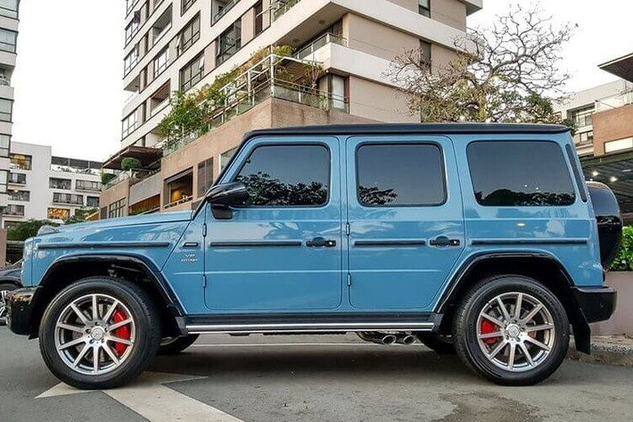 Màu sơn xanh China Blue của Mercedes-AMG G63 nhà đại gia siêu xe Cường Đô la có tên đầy đủ là G manufaktur China Blue non-metallic. Màu sơn này được thương hiệu "Ngôi sao ba cánh" ra mắt hồi tháng 7/2020 cùng 2 màu sơn đặc biệt khác là Classic Grey và Deep Green nhằm tri ân mẫu xe khởi nguồn của dòng G-Class, mẫu Geländewagen đời 1979.