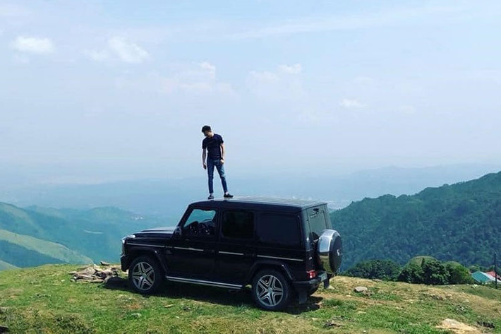 Trên trang cá nhân của mình, Cường Đô la chia sẻ hình ảnh đứng trên nóc chiếc xe Mercedes-AMG G63 ở đỉnh Mẫu Sơn, được biết, trước đó 2 năm, Cường Đô la cũng từng mượn bạn chiếc xe Mercedes-Benz G-Class để chở Đàm Thu Trang về Lạng Sơn thăm nhà và cũng từng lái xe lên đây chụp ảnh.