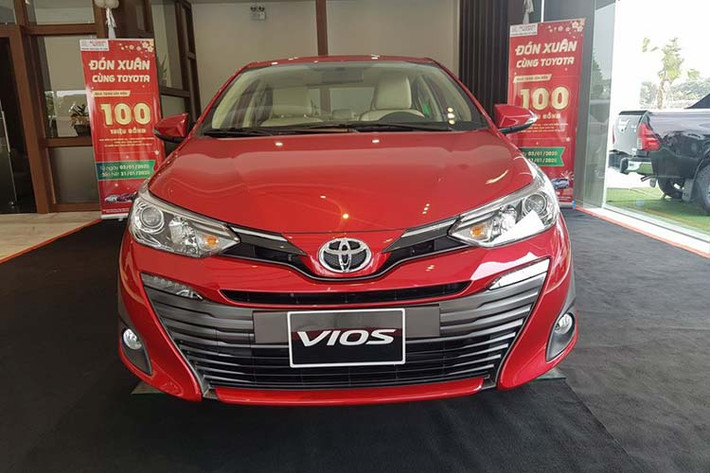 Giá xe Toyota Vios E 2020 phiên bản số sàn dao động từ 470 triệu đồng cho trang bị 3 túi khí, trong khi đó phiên bản 7 túi khí có giá 490 triệu đồng. Đây là mẫu xe hợp lý cho những người mua xe để kinh doanh dịch vụ, chạy taxi công nghệ, hay những khách hàng đơn giản chỉ cần một chiếc xe tốt để phục vụ di chuyển hàng ngày.