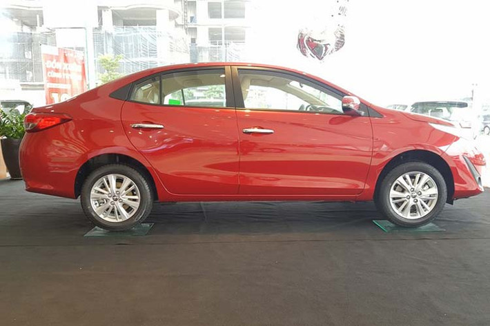 Xe có kích thước dài x rộng x cao lần lượt là 4.425 x 1.730 x 1.475 mm, chiều dài cơ sở ở mức 2.550 mm. So với Hyundai Accent và Honda City, chiều dài tổng thể và chiều dài cơ sở của Vios 2020 đều ngắn hơn.