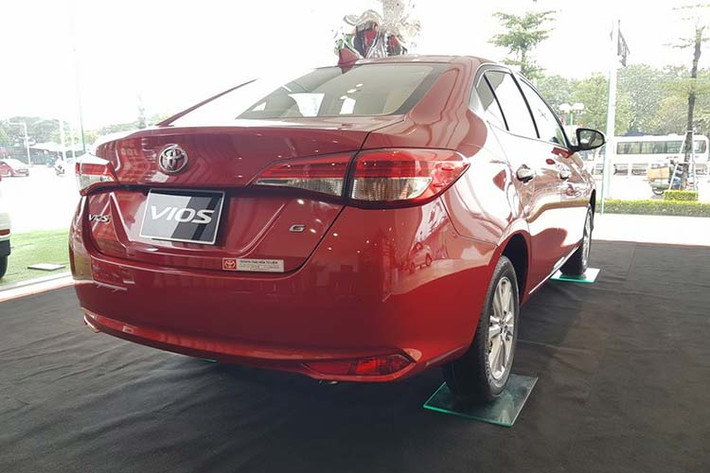 Xe vẫn trang bị động cơ loại 4 xi lanh, Dual i-VVT, dung tích 1.5 lít có công suất tối đa 107 mã lực tại 6.00 vòng/phút, mô men xoắn cực đại 140 Nm tại 4.200 vòng/phút, kết hợp với hộp số sàn 5 cấp. bản E CVT và E MT có thêm tùy chọn 3 túi khí với giá bán rẻ hơn 20 triệu so với bản 7 túi khí, hướng đến nhóm khách hàng mua xe kinh doanh dịch vụ.