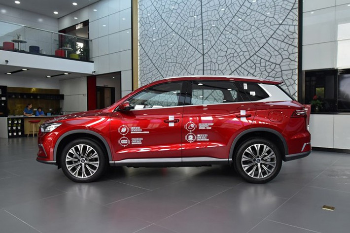 Về ngoại hình, mẫu xe BYD Song Max của Trung Quốc sở hữu thiết kế với chiều dài tổng thể là 4.68m, trong khi Innova là 4.74m còn Xpander chỉ là 4.48m. Chiều dài trục cơ sở cũng lớn hơn Xpander 10cm, ở mức 2.785m.
