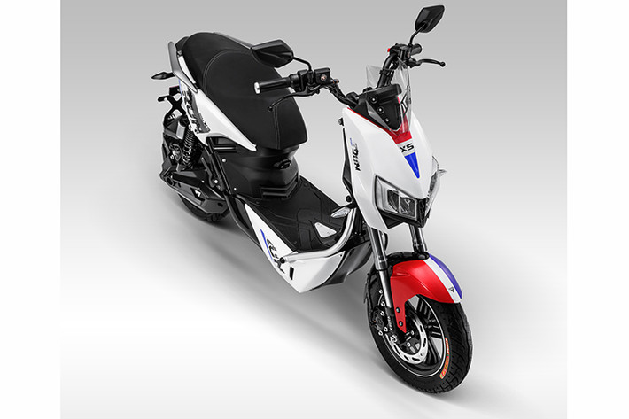 Xe máy điện YADEA X5 được cho là mẫu xe có nhiều cải tiến vượt bậc trên cơ sở từ chiếc xe YADEA X5 đã mắt trước đây. Tiếp nối tinh thần của dòng xe X của YADEA, X5 sở hữu vẻ ngoài trẻ trung, độc đáo lấy cảm hứng từ phong cách của võ sĩ, toát lên từ đèn pha LED đôi ở đầu xe tạo cảm giác sắc sảo, lạnh lùng.