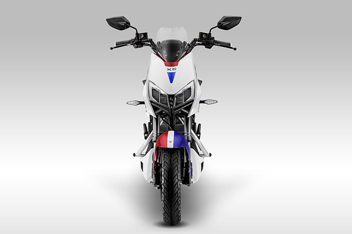 Hướng tới cảm giác của một chiếc xe thể thao thực thụ, YADEA X5 thế hệ mới đã sử dụng bộ yên hai tầng và cụm tay lái thế hệ mới có thể điều chỉnh để phù hợp với thể trạng của người điều khiển, đồng thời cho phép đạt được góc đánh lái rộng hơn đáp ứng khả năng vào cua thoải mái, tự tin hơn. Khoảng sáng gầm cũng được nâng cao lên tới 135mm dựa trên môi trường đô thị Việt Nam.