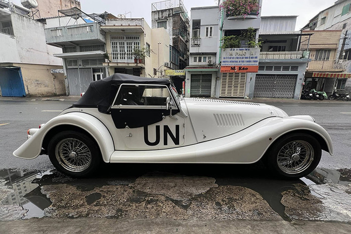 Xe có mui mềm màu đen, đỏ hay xanh dương... tùy theo cấu hình mà khách hàng lựa chọn, đừng tìm nút bấm mở mui nào trong khoang lái hay trên chìa khóa như các xe thể thao hay siêu xe khác, mui xe của Morgan Plus Four "chạy bằng cơm", bạn sẽ tự tay mở mui và đóng lại rất dễ dàng.