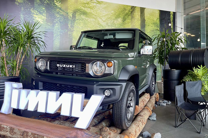 Suzuki Jimny tại Việt Nam đã được xác nhận sẽ chính thức trình làng vào tháng 4 tới đây. Hiện trên trang web chính thức của Suzuki Việt Nam, đã công bố hình ảnh của Jimny kèm dòng chữ "coming soon" (sắp ra mắt).