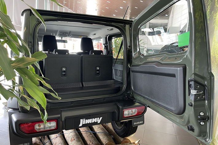 Cung cấp sức mạnh cho Suzuki Jimny tại thị trường Việt Nam là động cơ xăng hút khí tự nhiên 1.5L 4 xi-lanh cho ra công suất tối đa 101 mã lực và 130 Nm mô-men xoắn.