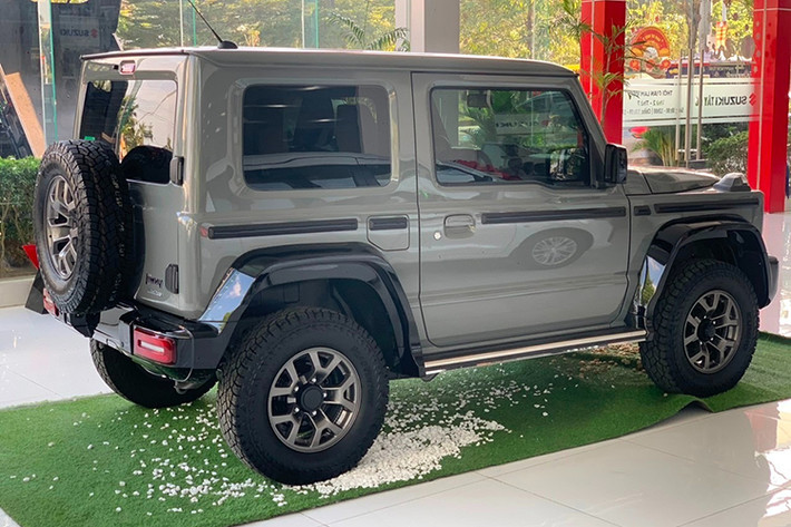 về Suzuki Jimny tại Việt Nam, đây sẽ là phiên bản 3 cửa có kích thước dài x rộng x cao lần lượt là 3.480 x 1.645 x 1.720 mm và chiều dài cơ sở đạt 2.250 mm. Ngoại hình xe mang phong cách việt dã, gợi nhớ đến những mẫu SUV Land Rover Defender hay Mercedes-Benz G-Class.