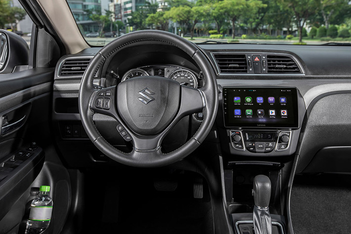 Nội thất của mẫu sedan Suzuki Ciaz mới được bọc da màu đen. Nổi bật giữa khoang lái là màn hình 9 inch tích hợp nhiều tính năng mới gồm: Điều khiển bằng giọng nói; camera hành trình trước sau và hỗ trợ lùi; Hệ thống dẫn đường tích hợp cảnh báo giao thông như cảnh báo khu dân cư, cảnh báo giới hạn tốc độ và cảnh báo khu vực cấm vượt; nhắc nhở di chuyển theo xe phía trước, cảnh báo chệch làn đường (ADAS), cảnh báo khoảng cách với xe phía trước.