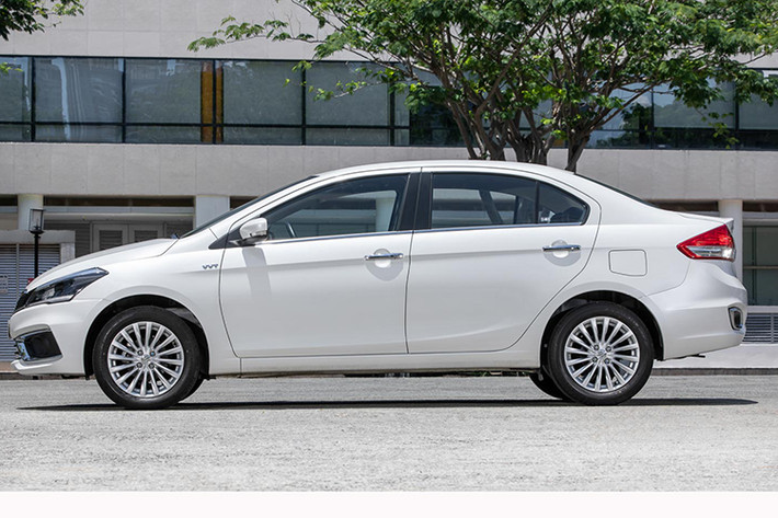 Suzuki Ciaz 2020 mới được trang bị lưới tản nhiệt tái thiết kế, cản trước bóng bẩy và cụm đèn pha full LED Projector với đèn chạy ban ngày. Đi cùng là bộ mâm xe đa chấu với kích thước 16 inch lớn nhất trong phân khúc.