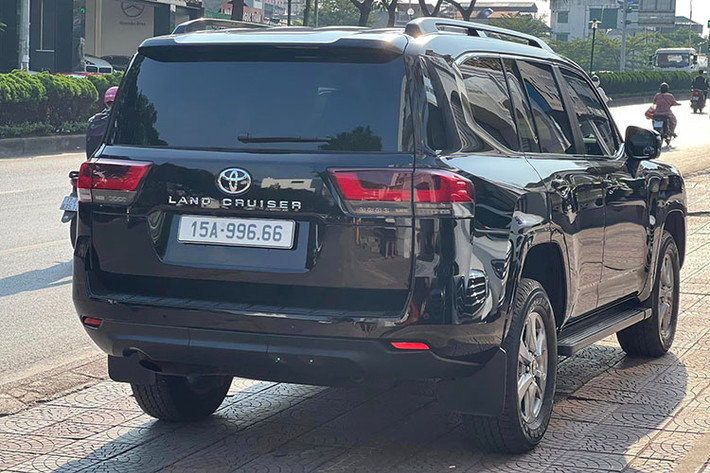 Mới đây một chiếc Toyota Land Cruiser 2022 siêu lướt chỉ mới đi gần 7000 km, đã được chủ nhân tại Hải Phòng chào bán với giá hơn 5,7 tỷ đồng. Mức giá này cao hơn giá niêm yết hơn 1 tỷ đồng, như vậy chiếc xe còn chưa qua cấp bảo dưỡng đầu tiên và đã ra biển số tỉnh.