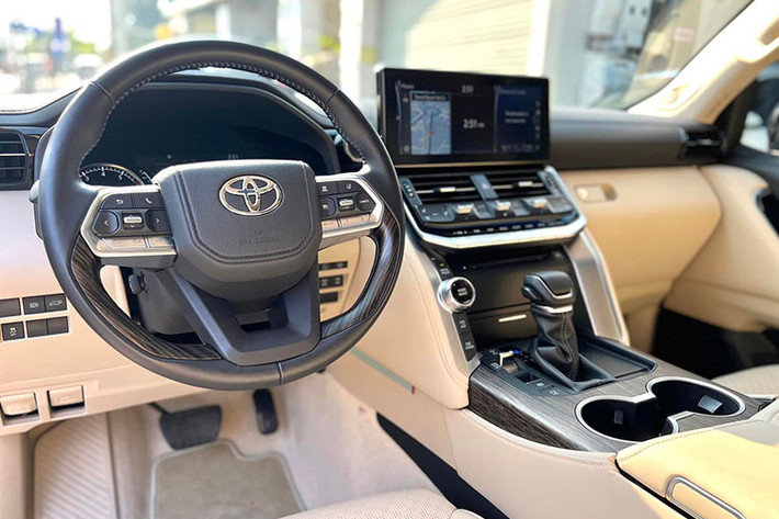 Có thể nói, Land Cruiser thế hệ mới hiện tại là mẫu xe bán chênh giá cao nhất trong danh mục sản phẩm xe Toyota tại Việt Nam. Trong thời gian sắp tới, giá bán của Toyota Land Cruiser 2022 hứa hẹn sẽ không giảm, khi mà nguồn cung của dòng xe này có hạn và thậm chí các đơn vị nhập xe tư nhân cũng đang gặp khó khăn trong việc mang dòng xe này từ các thị trường Trung Đông về Việt Nam.