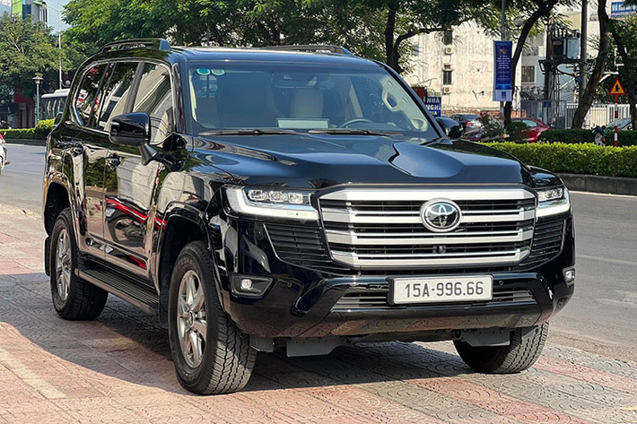 Với mức giá chỉ khoảng 5,7 tỷ đồng và đã ra biển số Hải Phòng, chiếc Toyota Land Cruiser 2022 "chạy lướt" trong bài viết này được xem là lựa chon khá phù hợp và đáng cân nhắc cho những chủ tịch hay đại gia muốn "cưới liền tay" mà không muốn chờ quá lâu hàng chính hãng.