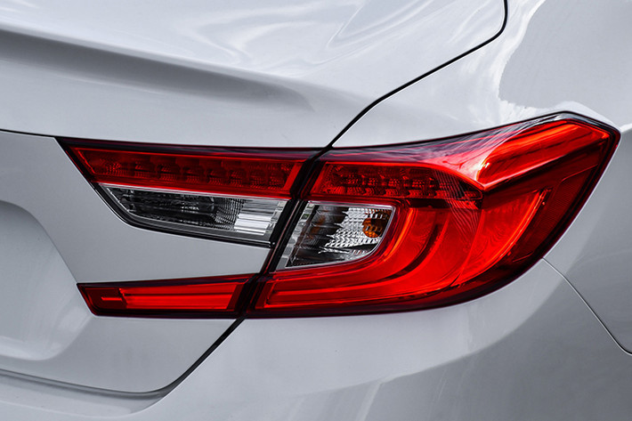 Mẫu xe sedan cỡ D - Honda Accord ra mắt thị trường Việt đã lâu nhưng vẫn chưa phát huy được sức hấp dẫn. Doanh số thấp nên mẫu sedan cỡ D của Honda thường xuyên lọt Top 10 xe bán chậm.