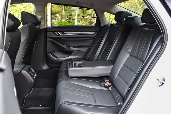Ngoài ra, Honda Accord còn tích hợp khá nhiều trang bị nổi bật như hệ thống khởi động xe từ xa, cửa sổ trời và phanh tay điện tử,... Nếu so về trang bị thì Accord có phần lép vế khi đứng cạnh Camry.