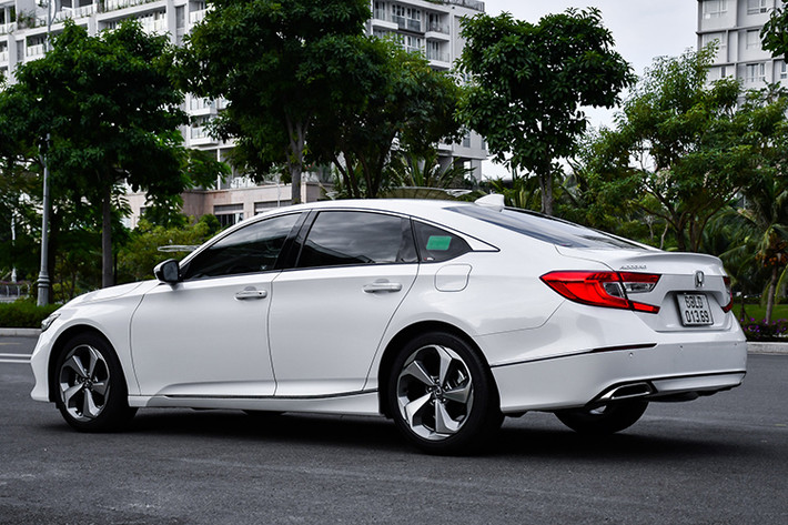 Trước đó, các đại lý đưa ra chính sách giảm 250 triệu đồng cho Honda Accord, nhưng chỉ áp dụng cho đối tác của Honda (gồm nhân viên đại lý, chủ đại lý HEAD, cửa hàng trưởng, quản lý hoặc một số đối tác ngân hàng). Đây là lần đầu tiên, đại lý áp dụng mức giảm thấp kỷ lục và không giới hạn đối tượng khách hàng.
