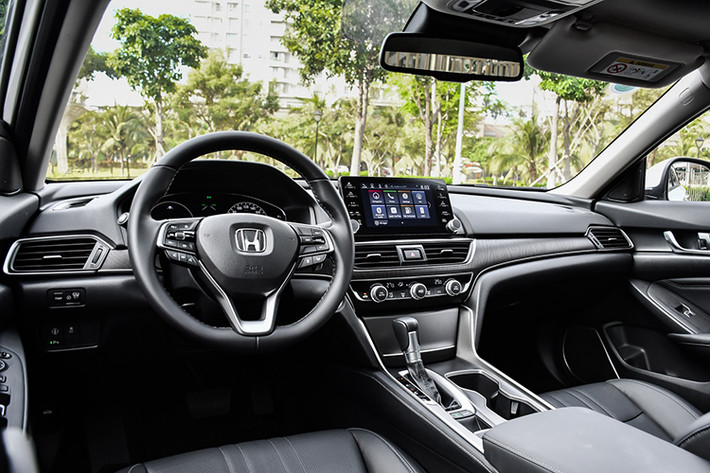 Những chiếc xe sản xuất năm 2022 không có sự khác biệt về thiết kế, trang bị so với Honda Accord 2023. Điểm nổi bật trên chiếc xe chính là gói công nghệ an toàn nâng cao Honda Sensing với các tính năng như: hỗ trợ phanh tự động, hỗ trợ giữ làn đường, ga tự động thích ứng khoảng cách, giảm thiểu chệch làn đường và đèn pha thích ứng.