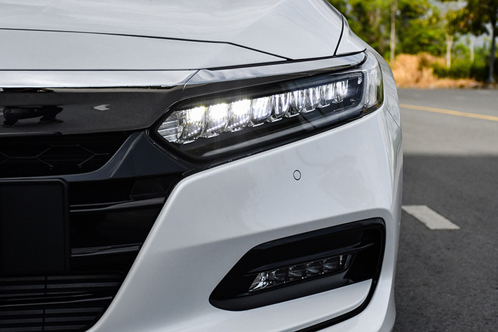 Với mức giá 1,099-1,119 tỷ đồng, Honda Accord có thể cạnh tranh tốt với Toyota Camry bản tiêu chuẩn hiện có giá 1,105 tỷ đồng, nhưng không thể tạo lợi thế khi đứng cạnh Mazda6 (779-914 triệu đồng), KIA K5 (859-999 triệu đồng).