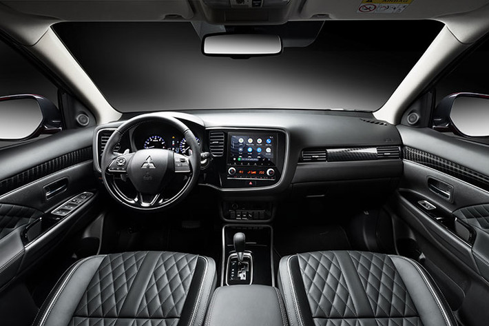 Không gian nội thất 7 chỗ ngồi rộng rãi của Mitsubishi Outlander 2022 sở hữu các điểm nhấn thiết kế trang trí mới trên ốp cửa và bảng điều khiển. Họa tiết kim cương trên ghế da cao cấp tạo nên điểm nhấn ấn tượng trong không gian ấm áp và thoải mái trong mỗi chuyến đi.