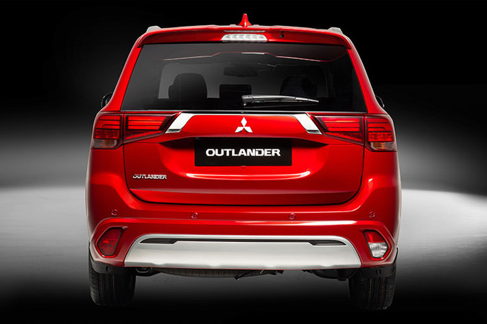 Ở đời mới, Outlander chỉ còn 2 phiên bản dùng động cơ 2.0L, phiên bản cao nhất dùng động cơ 2.4L đã được loại bỏ. Xe tiếp tục duy trì động cơ 2.0L MIVEC, sản sinh công suất 143 mã lực tại 6.000 vòng/phút và mô-men xoắn cực đại 196 Nm tại 4.200 vòng/phút. Xe sử dụng hộp số tự động vô cấp giả lập 6 cấp số.