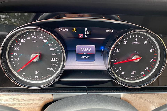 Tại Việt Nam, Mercedes-Benz E200 đời 2017 sử dụng động cơ tăng áp 2.0l 4 xi-lanh thẳng hàng, dẫn động cầu sau và hộp số tự động 9 cấp 9G-TRONIC. Động cơ này đạt công suất 184 mã lực/300 Nm, thời gian tăng tốc 0-100 km/h đạt 7,7 giây cùng mức tiêu thụ nhiên liệu trung bình của mẫu xe này là 5,9 - 6,3 lít/100 km.