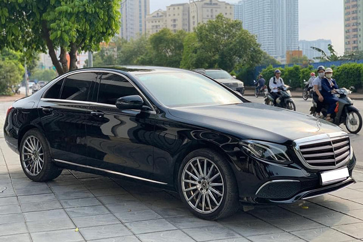 Trên thị trường xe cũ, những mẫu xe sang thương hiệu Đức đã qua sử dụng thường mất giá khá nhiều so với xe Nhật. Tuy nhiên, với những chiếc sedan hạng sang tầm trung như Mercedes-Benz E200 đời 2017 trong bài viết này lại khác. Mặc dù chạy tới hơn 2 năm, nhưng mức bán lại của nó vẫn khá cao so với mặt bằng chung hiện nay.