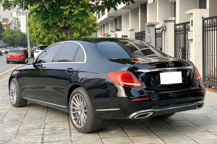 Ra mắt lần đầu tiên tại Việt Nam từ tháng 10/2016 mẫu xe sang Mercedes-Benz E 200 là sự tổng hòa của 3 yếu tố: sự thời thượng, cá tính lịch lãm và chất thể thao. Giống như nhiều mẫu Mercedes đời mới khác, thuộc dòng E-Calss và được thiết kế theo ngôn ngữ Sensual Purity, chiếc xe mang nhiều nét tương đồng với các dòng S-Class và C-Class cũng hãng.