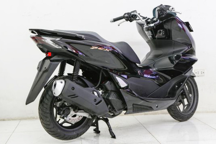 Trong khi ABS có thể ngăn chặn tình trạng bánh bị khóa chặt do lực phanh quá mạnh so với sức bám của lốp và mặt đường, HSTC lại có thể can thiệp để bánh xe không xoay quá nhanh mà dẫn đến trượt bánh. Cả ABS và HSTC đều rất hữu ích khi di chuyển trên đường trơn trượt.