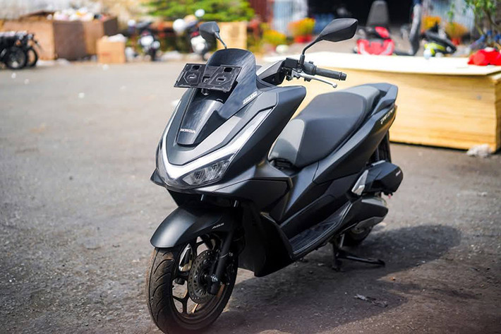  Honda PCX 160 2025 mới đã chính thức được nhập về Việt Nam thông qua các cửa hàng nhập khẩu xe tư nhân. Lô xe đầu tiên có số lượng giới hạn, bao gồm hai tùy chọn màu sắc là đỏ và đen nhám, dự kiến sẽ được phân phối từ cuối tháng 2/2025 sau khi hoàn tất thủ tục đăng kiểm. 