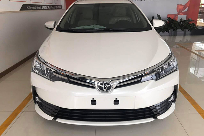 Mặc dù vẫn phải mua thế hệ cũ, nhưng khách hàng cũng không có nhiều lựa chọn mà chỉ có 1 phiên bản duy nhất vẫn về đại lý nhưng số lượng cũng không nhiều. Theo chia sẻ của tư vấn bán hàng của một đại lý Toyota tại Hà Nội, "Hiện nay, Toyota Corolla Altis chỉ còn một phiên bản duy nhất là 1.8G, những biến thể khác hiện giờ đã ngừng nhận đặt hàng và không còn được đưa về Showroom".