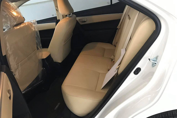 Nếu lựa chọn Toyota Corolla Altis 1.8G CVT thời điểm này, người dùng vẫn có những trang bị khá ổn như hệ thống đèn pha Halogen kèm đèn chạy ban ngày dang LED. Bên sườn là bộ mâm hợp kim 16 inch, gương chiếu hậu chỉnh/gập điện tích hợp báo rẽ. Nội thất xe với vô lăng bọc da, điều chỉnh tay 4 hướng. Ghế ngồi bọc da, ghế lái chỉnh điện 10 hướng, ghế phụ 4 hướng...