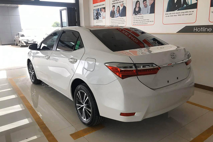 Như vậy, người dùng sẽ chỉ còn một lựa chọn phiên bản Toyota Corolla Altis 1.8G CVT hiện đang có mức giá niêm yết 791 triệu đồng. Mặc dù mức giá chính hãng cao nhưng khách hàng mua xe thời điểm này vẫn được khuyến mại đến gần 100 triệu đồng bao gồm chính hãng hỗ trợ lệ phí trước bạ 55 triệu đồng, riêng đại lý sẽ giảm tiếp hơn 30 triệu đồng.