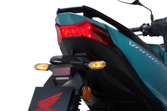 Vành bánh xe trước và sau có kích cỡ 14-inch, trang bị lốp không săm cỡ 120/70 cho bánh trước, và 100/80 cho bánh sau. 2024 Honda Vario 160 trang bị phanh đĩa đơn thủy lực trước, đi kèm với hệ thống ABS (chống bó cứng phanh) đơn kênh, còn phía sau là phanh đĩa đơn thủy lực.