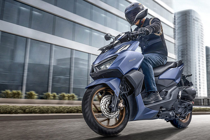 Honda Vario 160 hiện đang bán tại Việt Nam với mức giá tương ứng cho 4 phiên bản gồm: bản tiêu chuẩn giá 51,69 triệu đồng, bản cao cấp giá 52,19 triệu đồng, bản đặc biệt giá 55,69 triệu đồng và bản thể thao giá 56,19 triệu đồng.