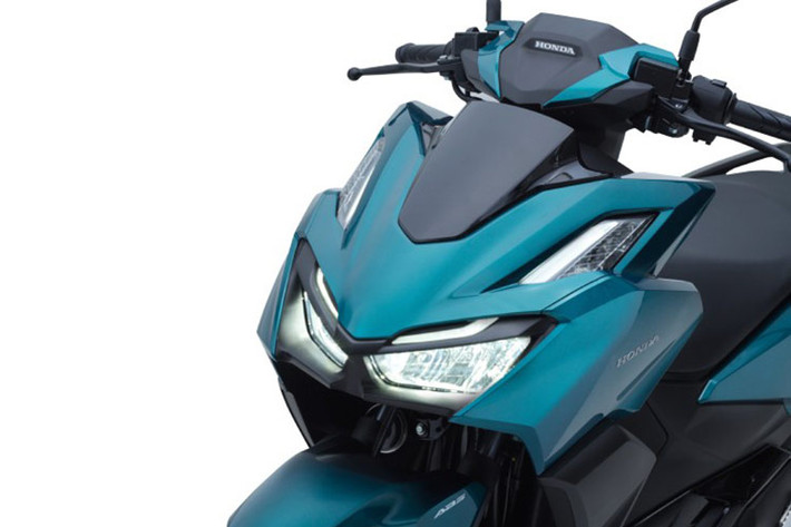 Về ngoại hình, Honda Vario 2023 mới sở hữu kích thước dài x rộng x cao lần lượt 1.929 x 679 x 1.088 mm, tương đương "người anh em" Honda Air Blade đang bán tại Việt Nam, nhưng nhỏ hơn đối thủ Yamaha NVX là 1.990 x 700 x 1.125 mm).