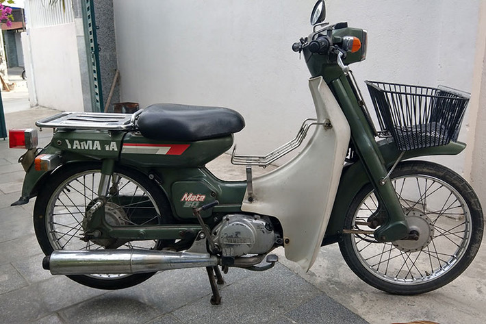 Thuộc dòng xe máy số phổ thông V-Series với dung tích máy từ 50 tới 90cc, Yamaha Mate 50 đời 80 có tên mã là V50. Học theo "công thức" thành công của đối thủ Super Cub, Yamaha đã thiết kế chiếc xe với cơ cấu khung thép dập hàn và nhiều chi tiết nhựa ở thân xe nhằm giảm giá thành và có thể sản xuất với số lượng lớn.