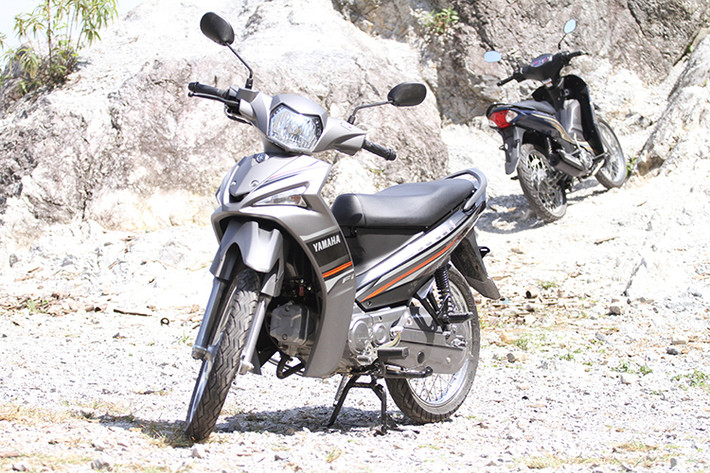Nhắc đến xe máy Yamaha Sirius, cộng đồng biker Việt khó có thể quên mẫu xe số đầu tiên có kiểu dáng thể thao trang bị động cơ 110cc xuất hiện vào đầu những năm 2000. Nhờ sự tiên phong về thiết kế trẻ trung, Sirius là một trong những mẫu xe thành công nhất của Yamaha. Đến nay đã gần 20 năm, Sirius vẫn nằm trong số các mẫu xe chiến lược của hãng xe máy Nhật Bản tại Việt Nam.