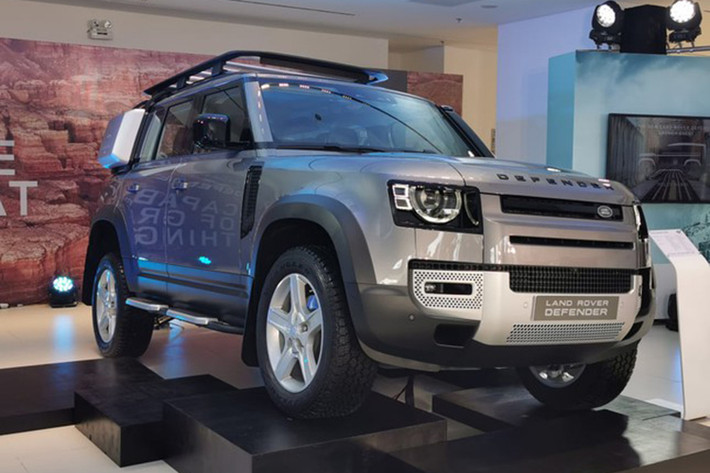 Ngoài ra, Land Rover Defender thế hệ mới với hệ truyền động P400 Mild Hybrid Electric Vehicle (MHEV), bao gồm máy xăng 6 xi-lanh thẳng hàng, tăng áp cuộn đôi, bộ siêu tăng áp điện 48 V và cụm pin lithium-ion 48V, tạo ra công suất tối đa 400 mã lực cùng mô-men xoắn cực đại 550 Nm. Hệ truyền động này cho phép Land Rover Defender có thể dễ dàng tăng tốc từ vị trí xuất phát lên 100 km/h trong 6,1 giây.