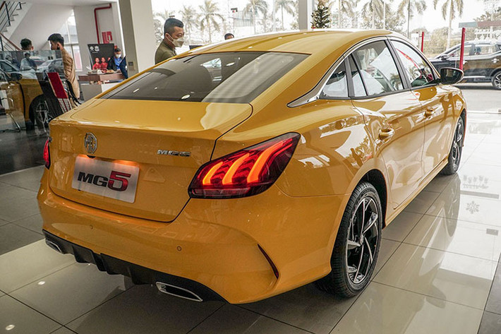 Khi ra mắt MG5 sẽ cạnh tranh trong phân khúc sedan hạng C tại Việt Nam. Giá xe MG5 2022 dự kiến ở mức 585 triệu đồng cho phiên bản Lux. Đây là mức giá khá cạnh tranh, chỉ tương đương với các mẫu xe hạng B hiện nay trên thị trường.